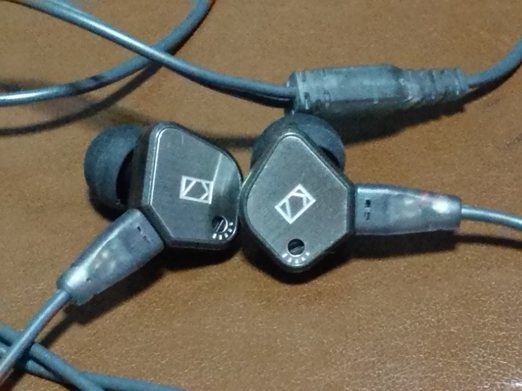 AK70MK2 KZ‐ZSX SENNHEISER‐ie80 その他 ドイツの某社製の名作IE-80そっくり、KZ-IE80レビュー – ChinaR