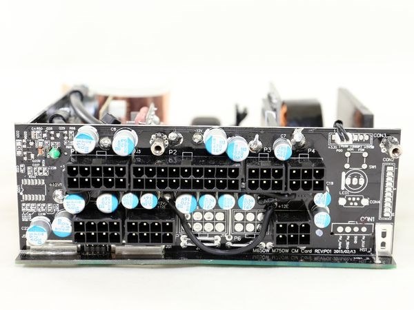 リップルノイズを抑制するコンデンサ搭載ケーブル』 Corsair