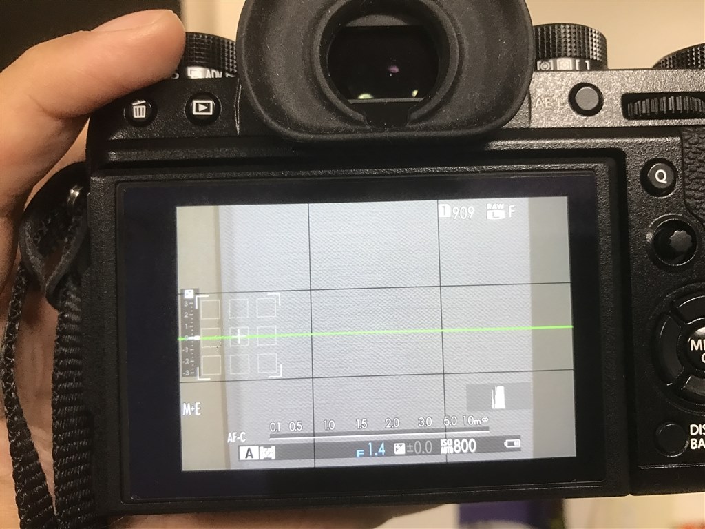 EVFと背面液晶の色の差で支障が出ます（液晶の黄色さ）』 富士フイルム