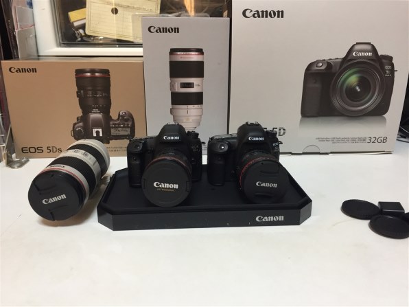 キヤノン CANON EOS 5D mark IV ミニチュア 32GB USB + おまけ　※即決価格設定あり　注：ミニチュア なので撮影機能はありません。