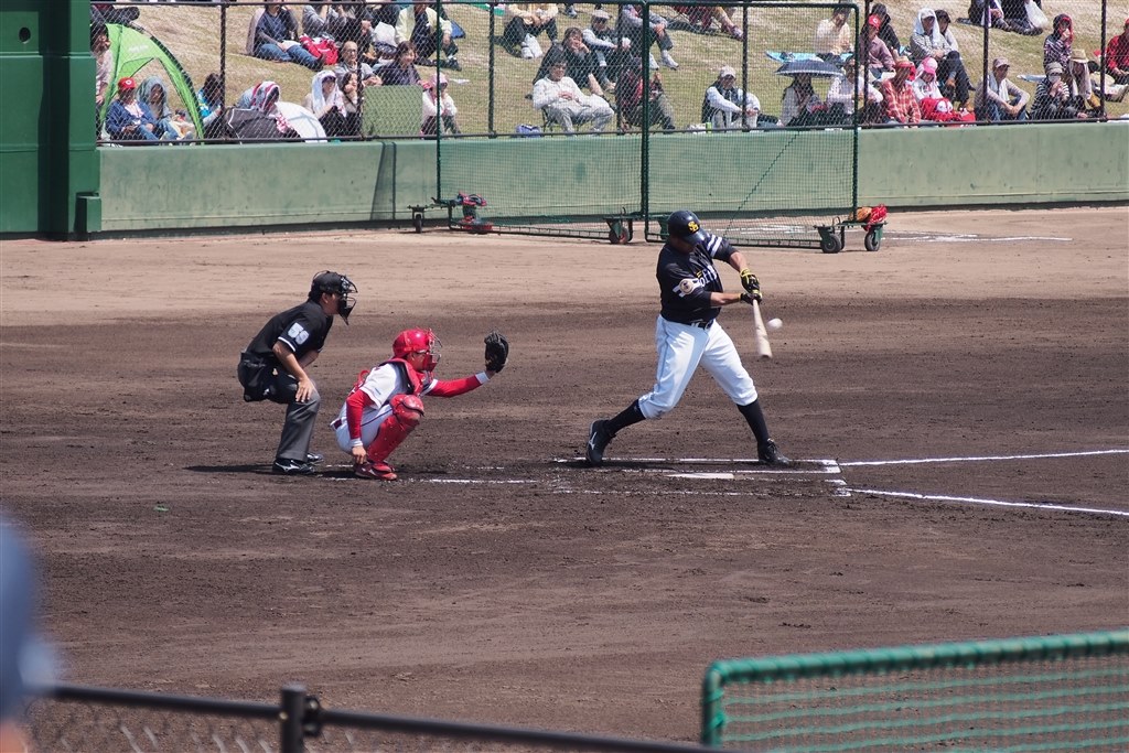 プロ野球の写真撮影、望遠レンズどちらにするか迷ってます