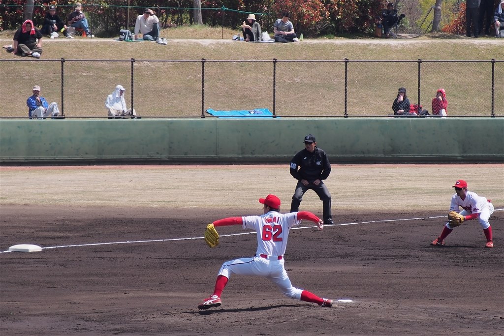 プロ野球の写真撮影、望遠レンズどちらにするか迷ってます