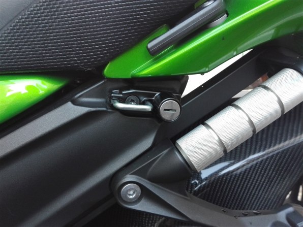 外付けヘルメットホルダー。』 カワサキ ZZR1400 のクチコミ