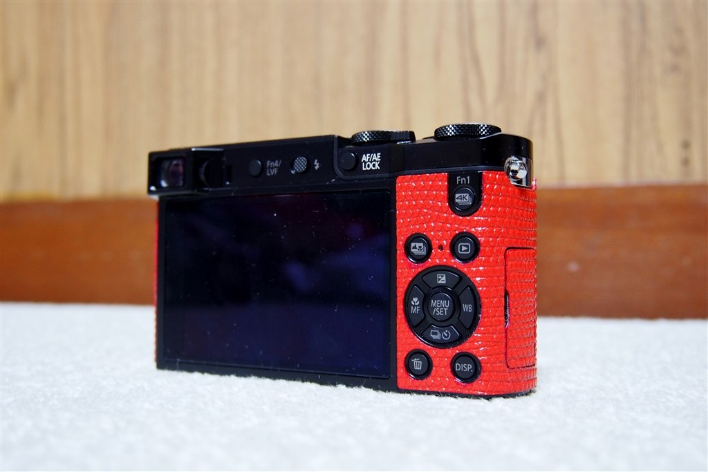 ストラップ、貼り革、グリップ？』 パナソニック LUMIX DMC-TX1 の