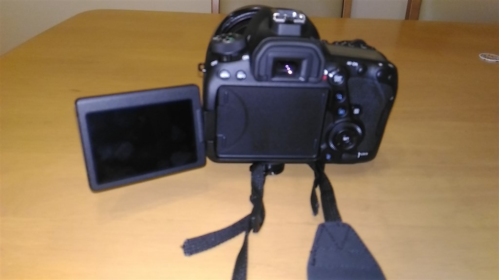 バリアングルとストラップの関係』 CANON EOS 6D Mark II ボディ の
