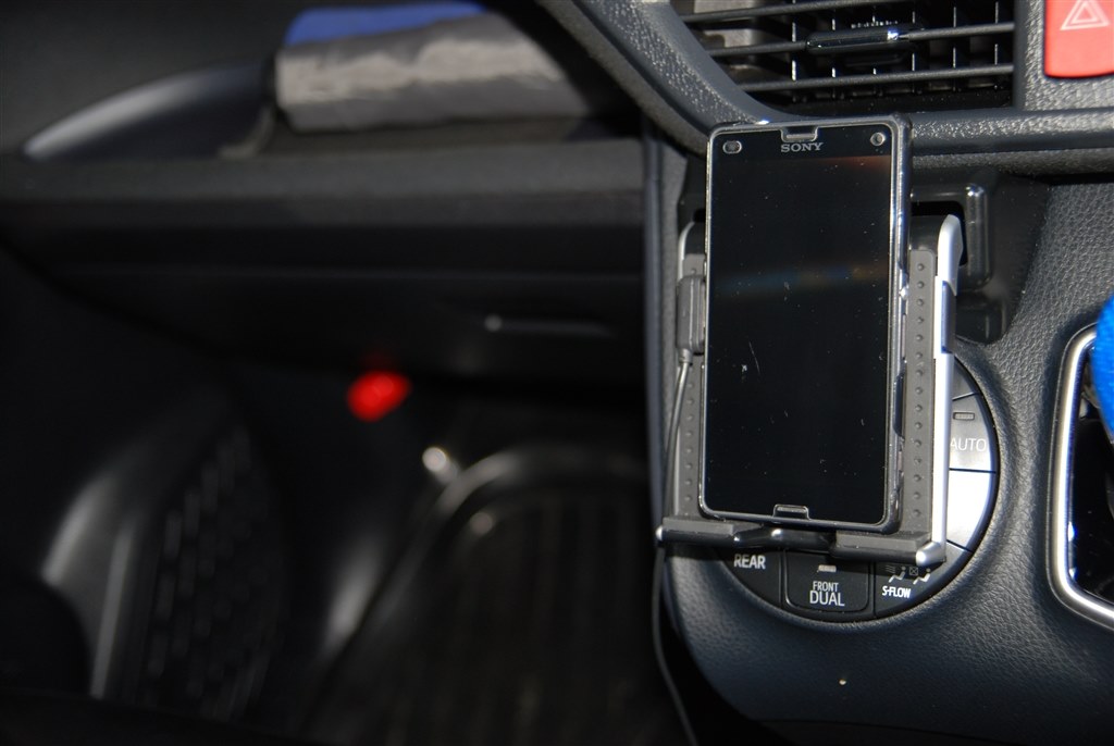 スマートフォンを置く所 トヨタ ヴォクシー 14年モデル のクチコミ掲示板 価格 Com