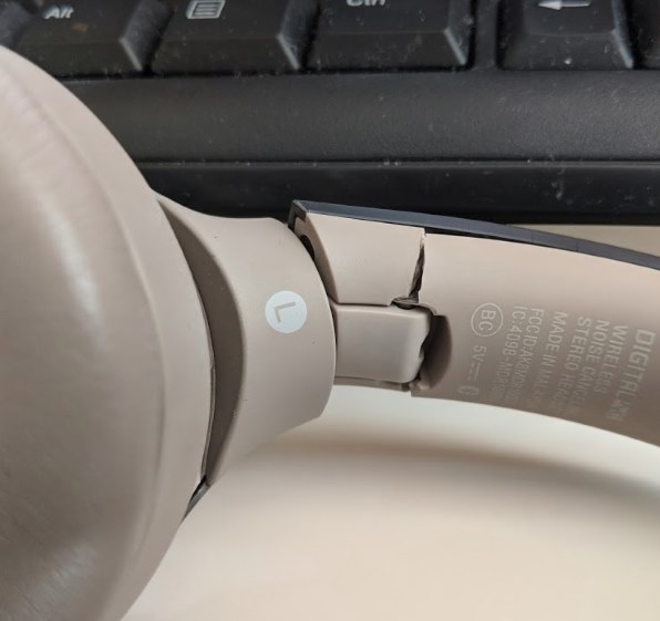 WI-1000X 痛み、経年劣化あり。 愛用ヘッドホンSONY WI-1000Xにまさかの出来事が！救ってくれた