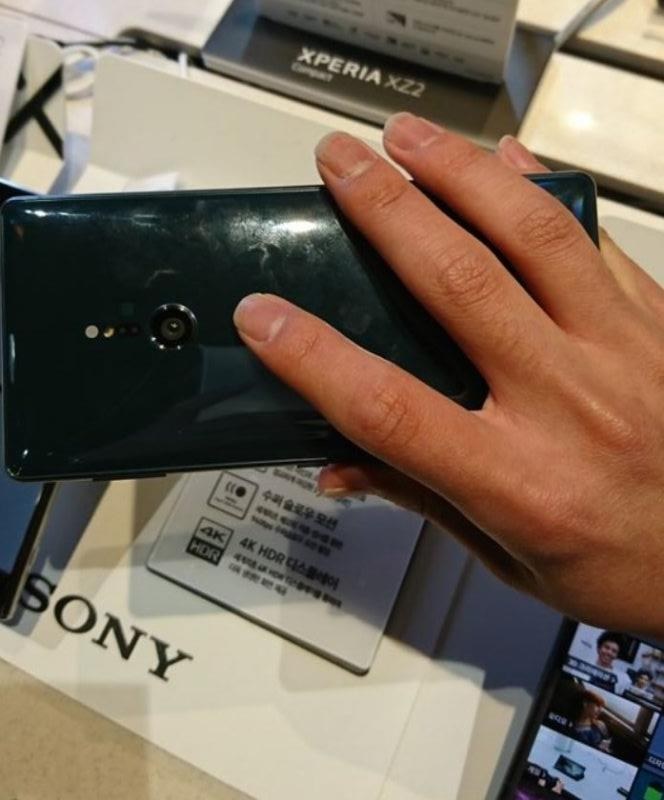 指紋認証が下過ぎるって方』 SONY Xperia XZ2 SO-03K docomo の