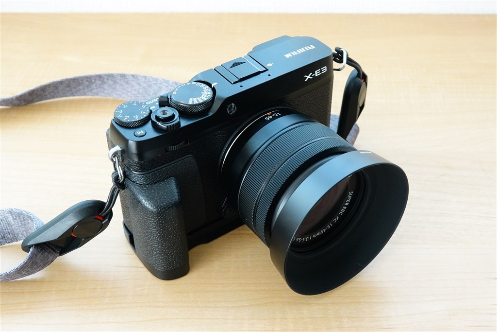 FUJIFILM X-E3 ボディ + 純正ハンドグリップ - デジタルカメラ