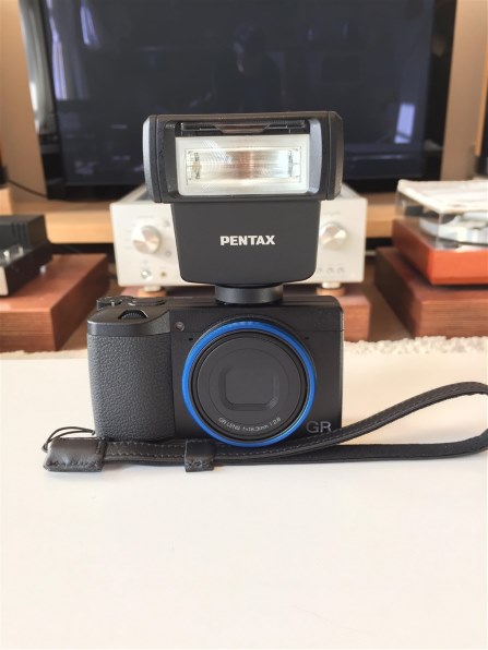 RICOH GR III フラッシュ付き 赤城耕一の「アカギカメラ」 第92回：「GR III」にぴったりの