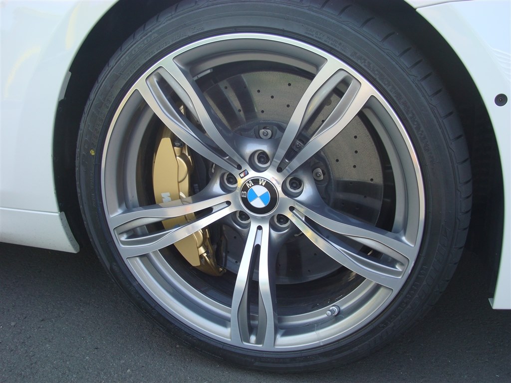 BMW320i Mスポーツ純正ホイールとブリヂストンRE050Aです。｜車 