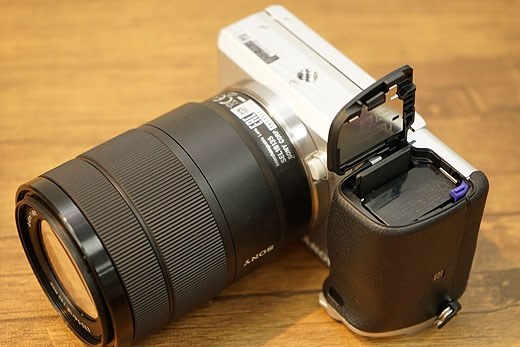 SDカード挿入の位置と向き、おかしくないですか？』 SONY α6400 ILCE