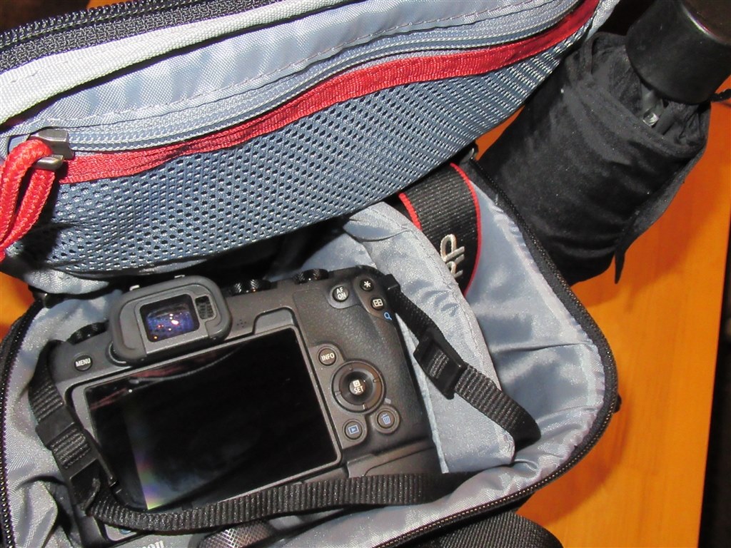 Canon RP ボディー (キャノンバッテリーx 2 +カメラバッグ付き) Canon RP ボディー (キャノンバッテリーx 2 +カメラバッグ付き