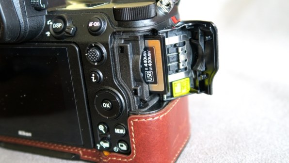 xqdカード引き抜き時の引っかかり。』 ニコン Z 6 ボディ の