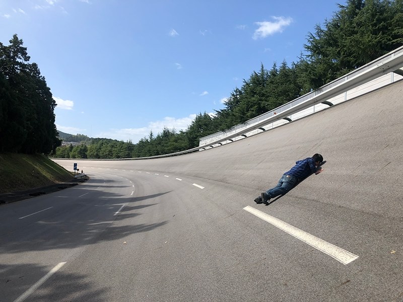 一気に2車線目とか色々滅茶苦茶だろ 因みに2車線目にもクルマ来てた