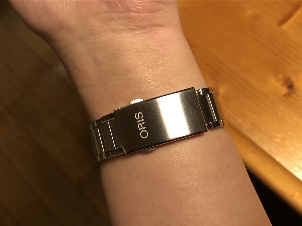 このAQUISは、インサート・ベゼルが『タングステン』です。』 オリス