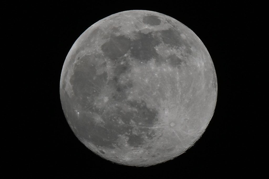 月を撮っても十分活躍します』 ニコン Z 50 ダブルズームキット の