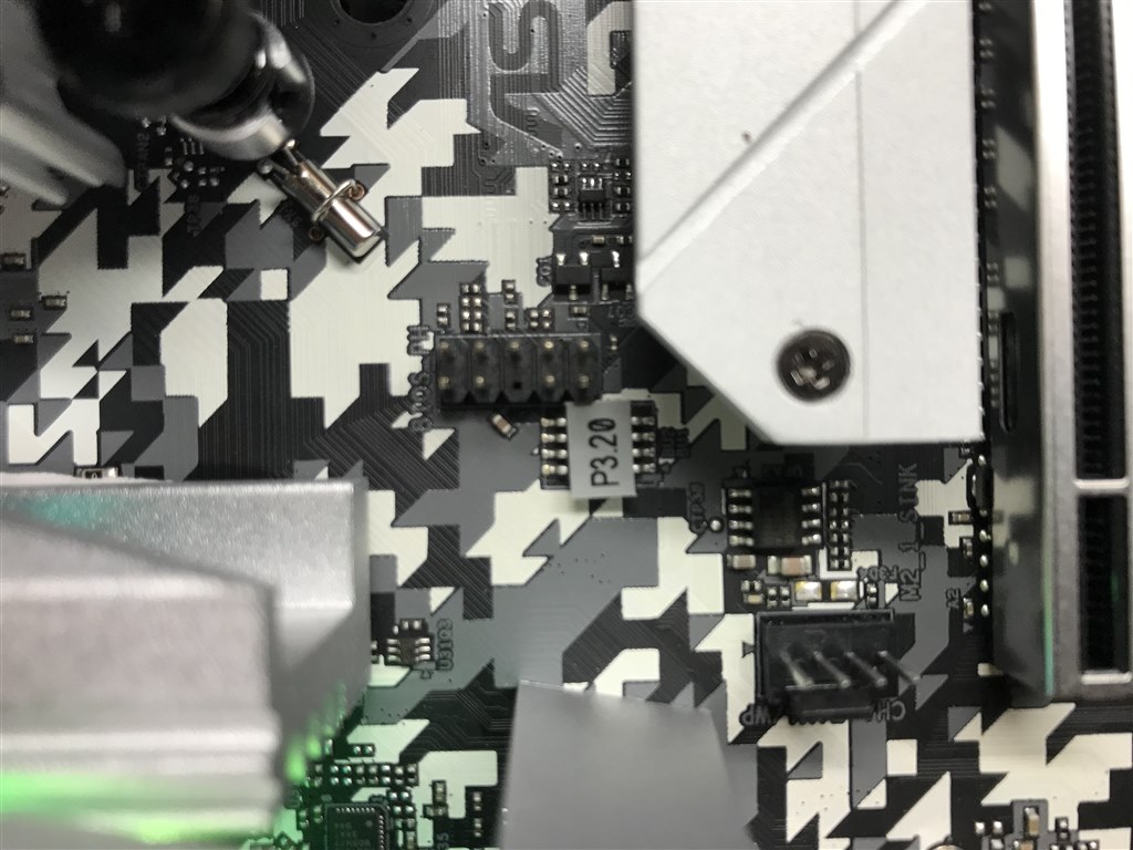 マザーボードのライトは付くが、ファンがピクリとも動かない』 ASRock