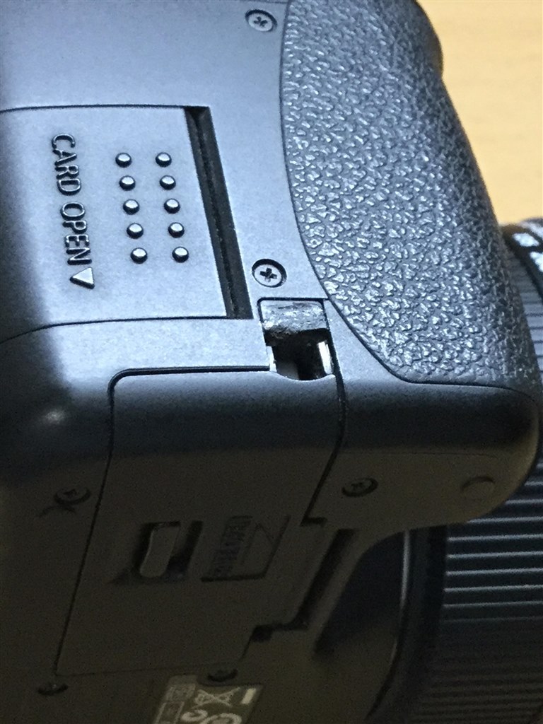 DCコード通し部のゴムが折れました』 CANON EOS Kiss X4 ボディ の