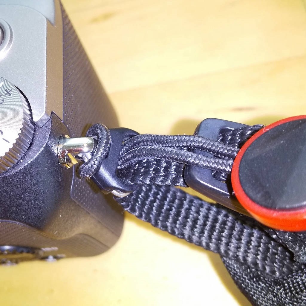 グリップストラップの取り付け。』 SONY α7C ILCE-7CL ズームレンズ