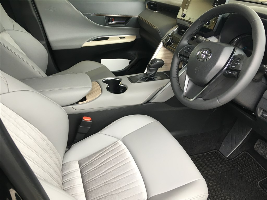 室内色のグレーをとるか ｌｐのシート機能をとるか トヨタ ハリアー 年モデル のクチコミ掲示板 価格 Com
