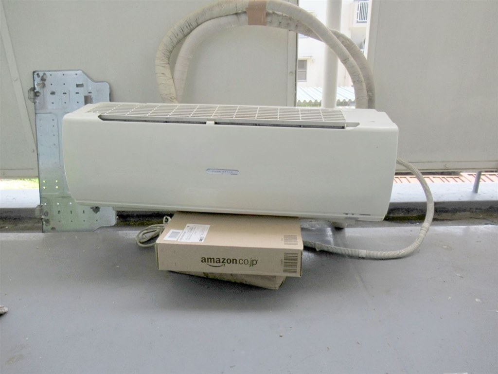 【破格】コロナのエアコン(取り外し済み) Corona Window Air Conditioner] Now that the season is over, we