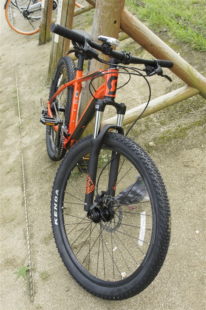 装飾付き自転車 黒と赤買ったばっかなんで壊れてたりすることは