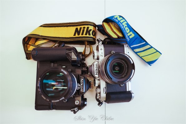 ニコンZfc ＋28mmf2.8 ＋皮ストラップ＋グリップ (充電器無) Nikon Zfc Blackにオススメのエクステンショングリップ、レンズ
