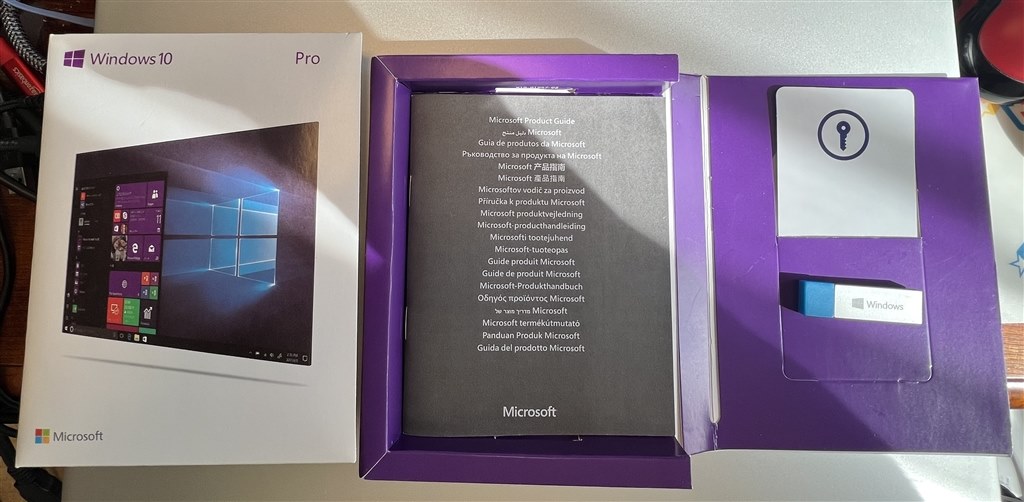 箱とUSBに貼られてるシールの記載』 マイクロソフト Windows 10 Home