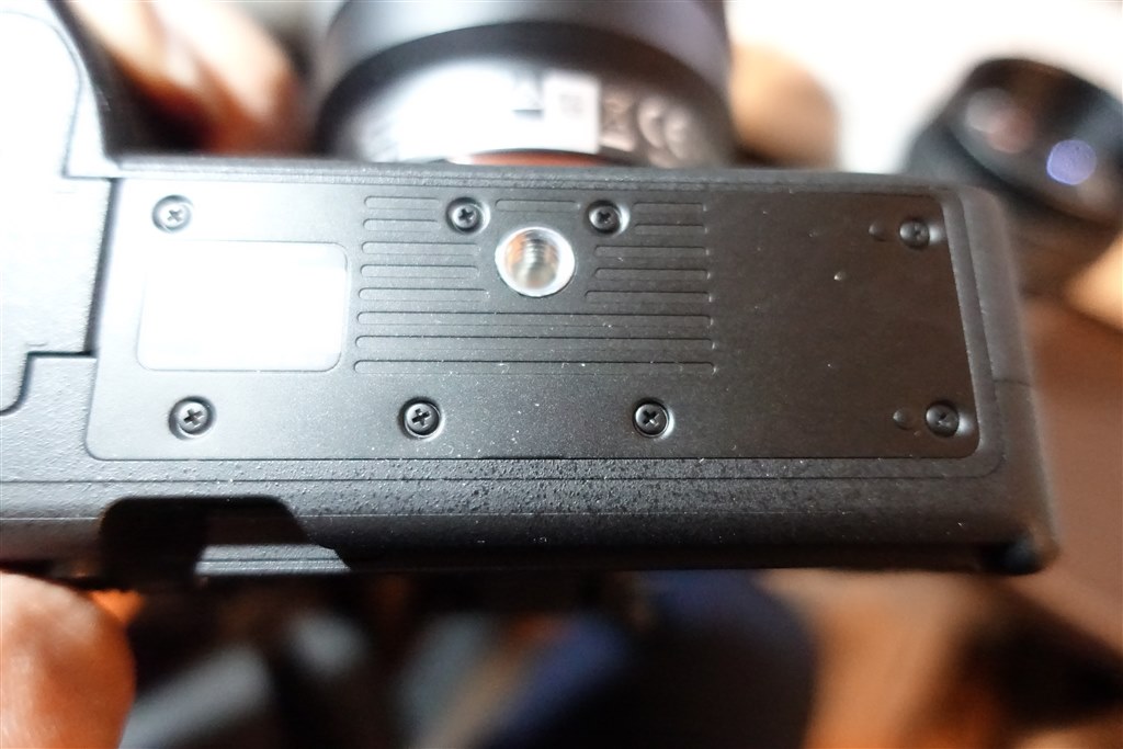 裏面のフタについて』 SONY α7 IV ILCE-7M4 ボディ のクチコミ 裏面のフタについて』 SONY α7 IV ILCE-7M4 ボディ のクチコミ