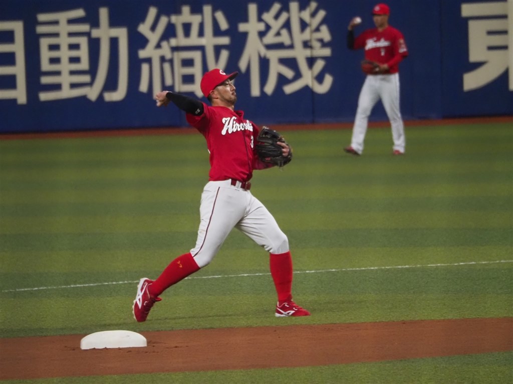 プロ野球の写真 75-300との差は？』 オリンパス M.ZUIKO DIGITAL ED