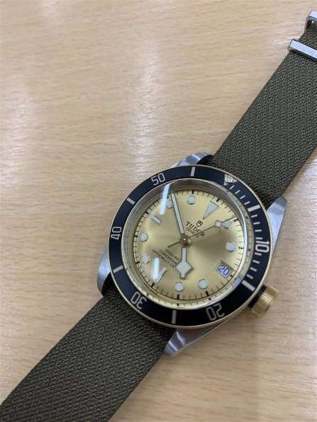 ベクウ Hands-On with the Two-Tone Tudor Diver, the Black Bay S&G Ref
