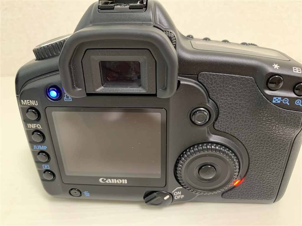 Canon  EOS 5D Mark IV ボディー　CFカードを添えて