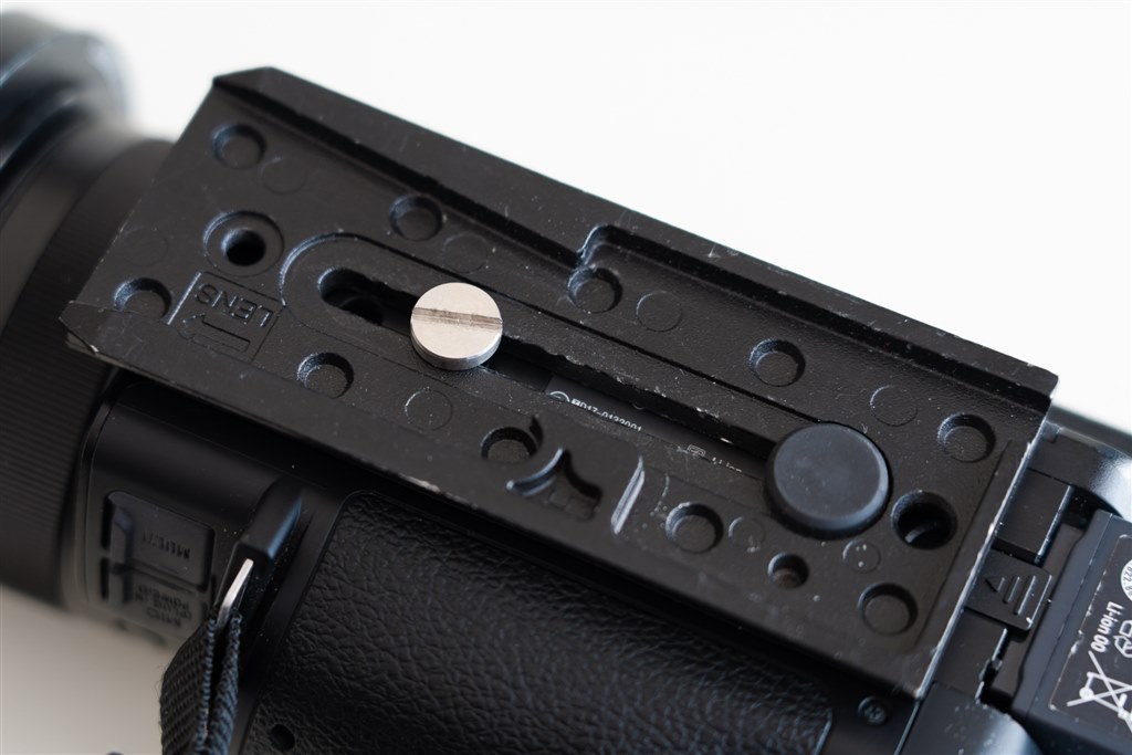 三脚ネジ穴周辺の材質について』 SONY FDR-AX700 のクチコミ掲示板