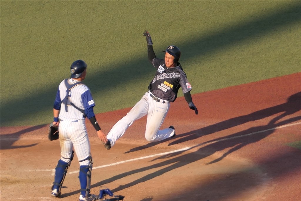 初心者がプロ野球選手を撮りたいです…！』 CANON EOS Kiss X10i ダブル