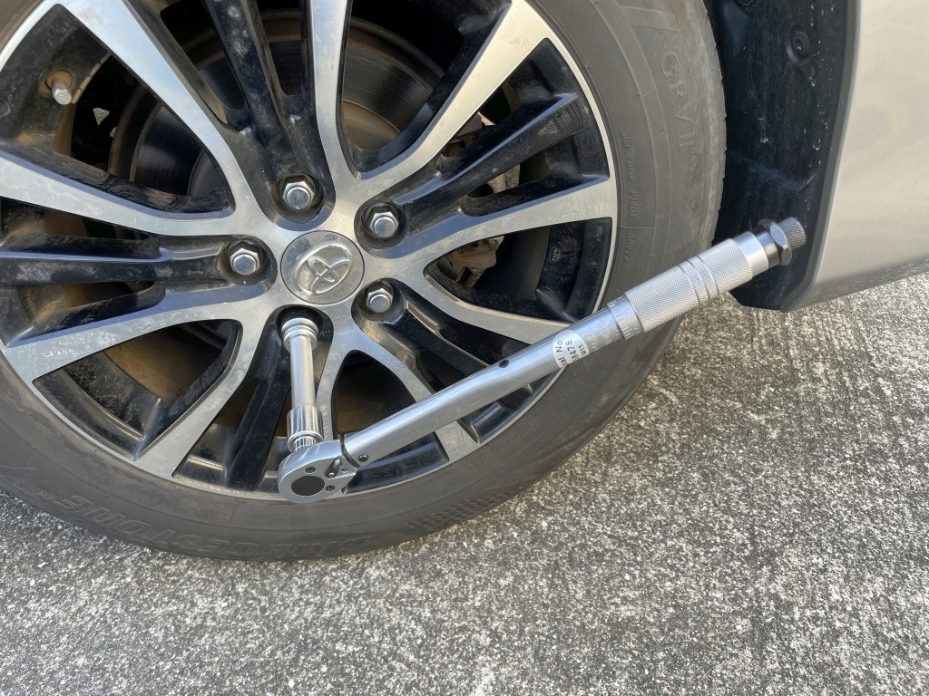 タイヤ交換セット！！油圧ジャッキ、ウマ、十字レンチ、トルクレンチ