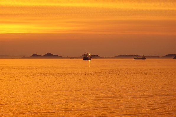 馬と古城夕陽が沈む雰囲気が出た作品です。 水平線に沈む夕日 「豆酘崎の日没」 – 対馬 島ブログ