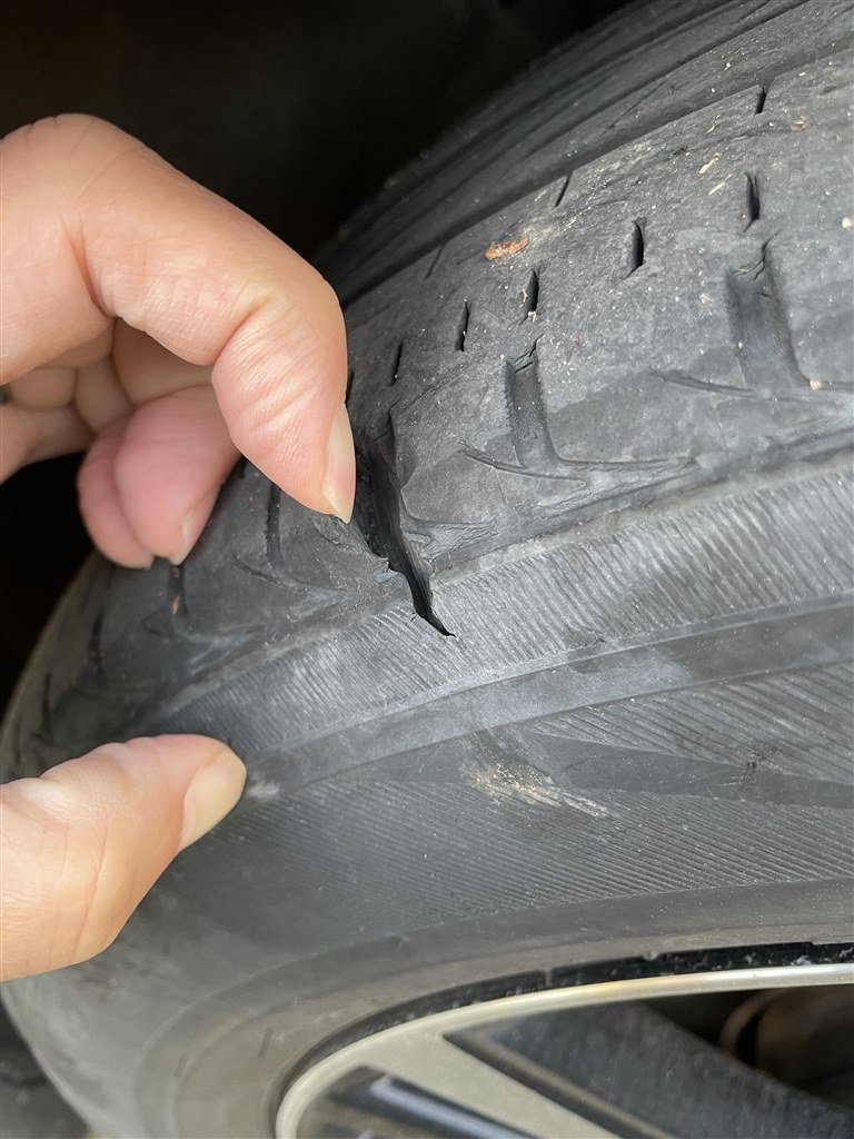 高性能タイヤのレグノの方は早めにヒビが出るのでしょうか