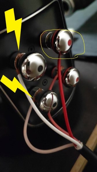 スピーカーケーブル端子（右上赤）の具合が悪いです』 Bowers