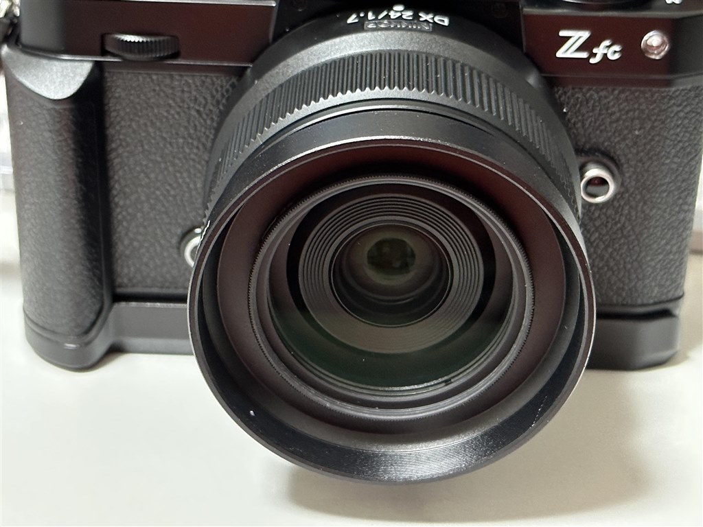 フードを付けるとこんな感じ』 ニコン NIKKOR Z DX 24mm f/1.7 フードを付けるとこんな感じ』 ニコン NIKKOR Z DX 24mm f/1.7