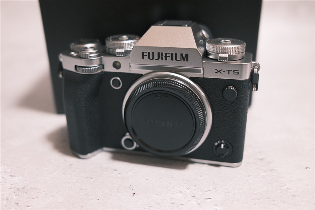 ブラックかシルバーか』 富士フイルム FUJIFILM X-T5 ボディ の