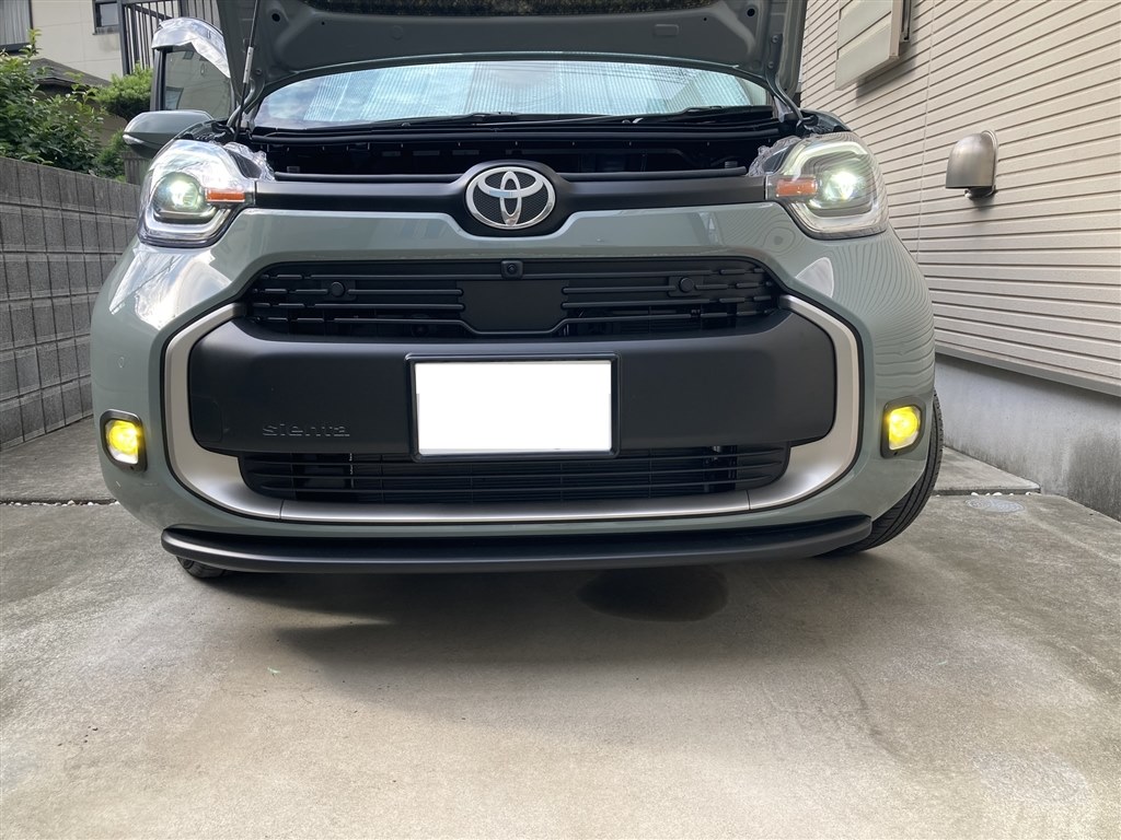 現行シエンタ　純正フォグランプカバー　サテンシルバー トヨタ シエンタ トヨタ(純正)(トヨタジュンセイ)のフォグランプ