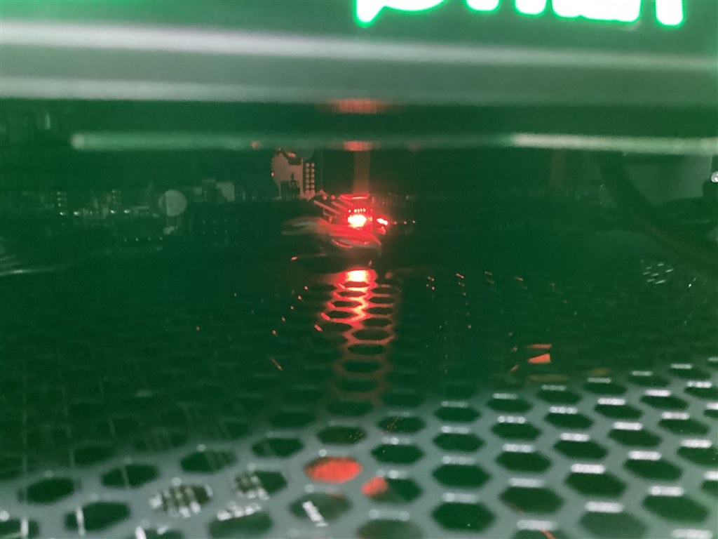 DDRM/CPUの赤ランプがつきます。ﾌｧﾝは全部回転します』 ASRock B550M