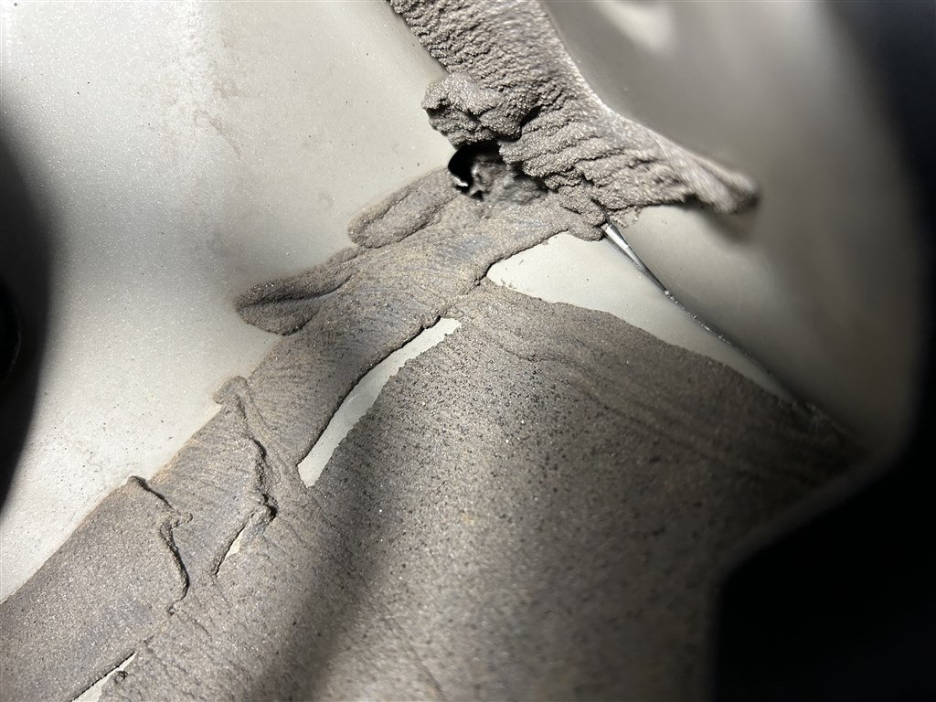 汚れた場所です、 エンジンルーム内の汚れ』 トヨタ アルファード 2023年モデル の