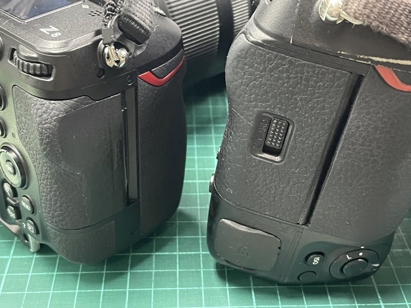 メモリーカードカバーにロック機構のないフラッグシップ機