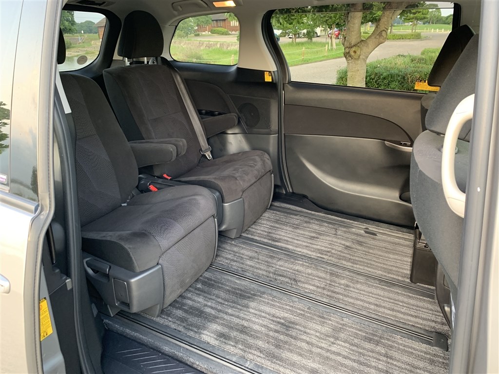 運転席そのままで2列目を最前に移動した時の荷室長』 ホンダ