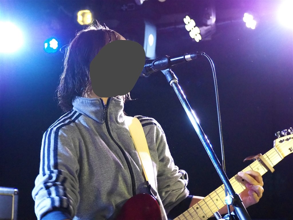 安い ライブハウスでの撮影は照明があるからこそ難しい