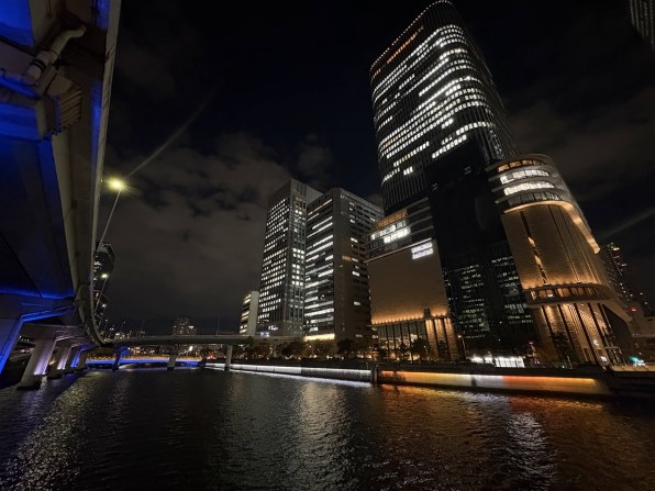 Apple iPhone 16 Pro 256GB SIMフリー [デザートチタニウム]投稿画像