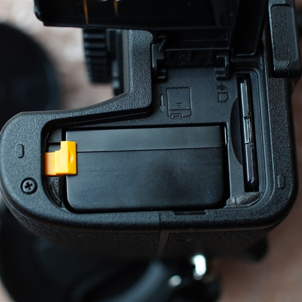 電池蓋のガタが気になったので、パッキン貼りました』 ニコン Z50II