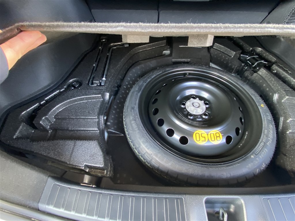スペアタイヤ付きで100V電源付き車のトランクの床板について』 トヨタ 